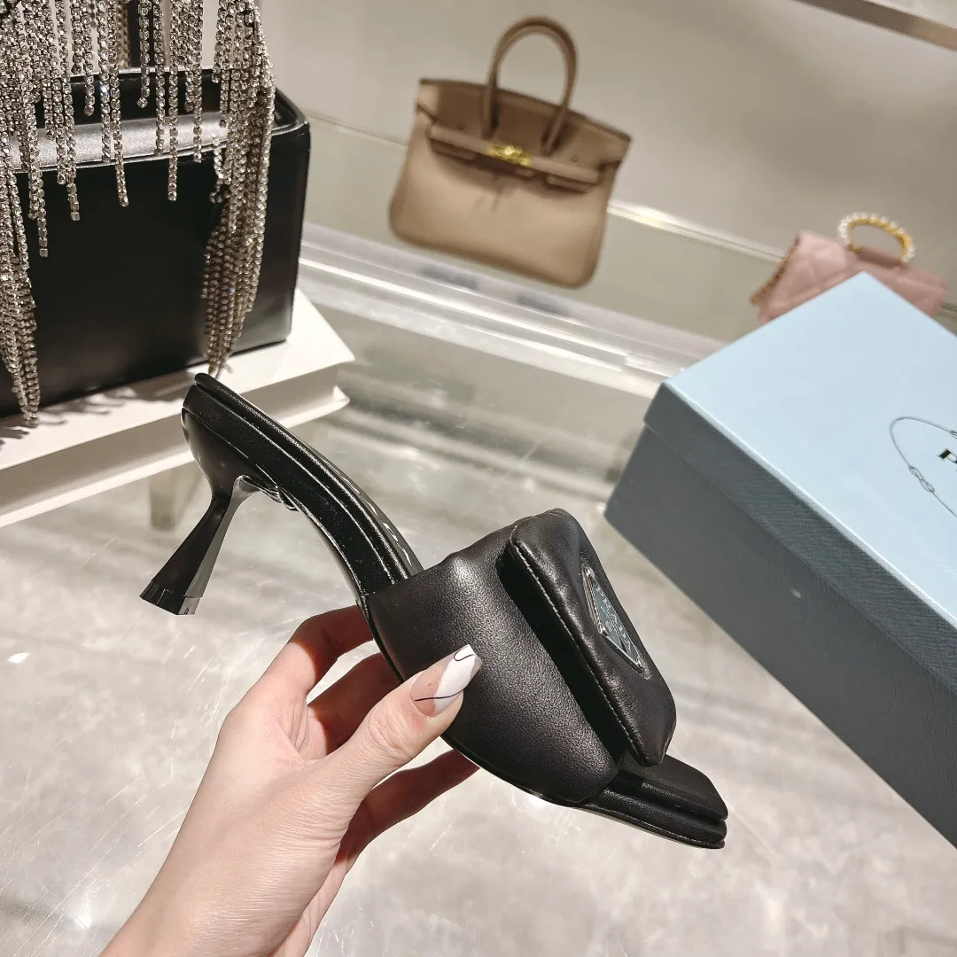 👟👟Ex-factory price 460👟👟 New hot model 🔥 🔥 🔥 4046SS Prada mid-heeled slippers. PRADA top version, original last, one-to-one zero-distance creation! Use the best materials to create the best shoes! Fabric: Imported sheepskin fabric Lining: Imported sheepskin lining Outsole: Really big Italian leather sole! Heel height: 6.5cm Size: 35-39